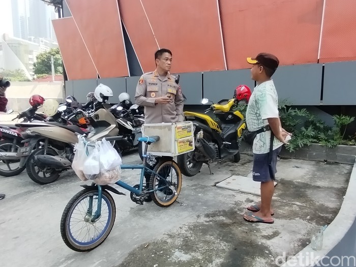 Kapolrestabes Surabaya dan penjual donat cilik