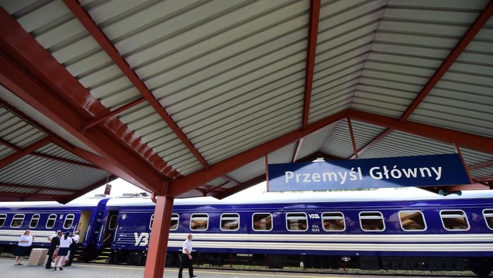 Keberangkatan Presiden Jokowi dan rombongan menuju Ukraina. Rombongan Presiden Joko Widodo (Jokowi) berangkat dari Polandia ke Ukraina menggunakan kereta api. Rombongan berangkat menggunakan kereta luar biasa dari Stasiun Przemysl Glowny di kota Przemysl, Selasa (28/6/2022) waktu setempat.
