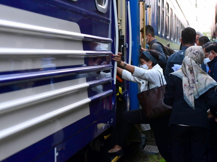 Keberangkatan Presiden Jokowi dan rombongan menuju Ukraina. Rombongan Presiden Joko Widodo (Jokowi) berangkat dari Polandia ke Ukraina menggunakan kereta api. Rombongan berangkat menggunakan kereta luar biasa dari Stasiun Przemysl Glowny di kota Przemysl, Selasa (28/6/2022) waktu setempat.