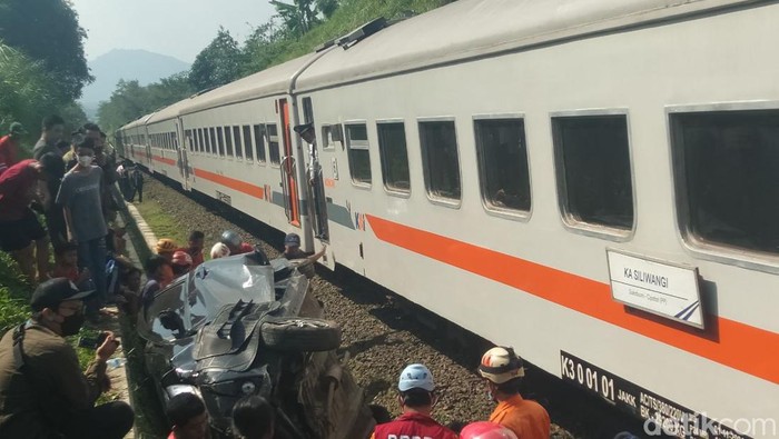 Sebuah mobil ringsek usai tertabrak kereta Siliwangi di Kecamatan Cilaku Cianjur