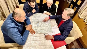 Perdana Menteri Slovenia, Janez Jansa, Perdana Menteri Polandia, Mateusz Morawiecki dan Perdena Menteri Ceko, Petr Fiala, sedang mempelajari peta Ukraina. Foto: Radio Free Europe