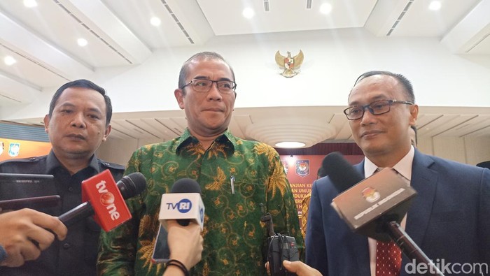 Ketua KPU Hasyim Asyari dan Dirjen Dukcapil Kemendagri Zudan