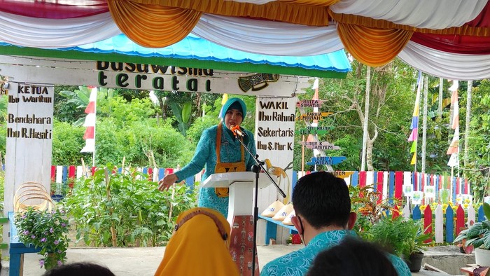 Ketum TP PKK di Kebun Dasawisma Teratai Manokwari