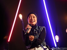 Tantri Kotak Alami Cedera Usai Jatuh dari Panggung Setinggi 2 Meter? Tantri Kotak Alami Cedera Usai Jatuh dari Panggung Setinggi 2 Meter?