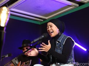 Tantri Kotak Tanggapi Santai Sindiran Ahmad Dhani Soal Izin Lagu