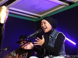 Tantri Kotak Tanggapi Santai Sindiran Ahmad Dhani Soal Izin Lagu