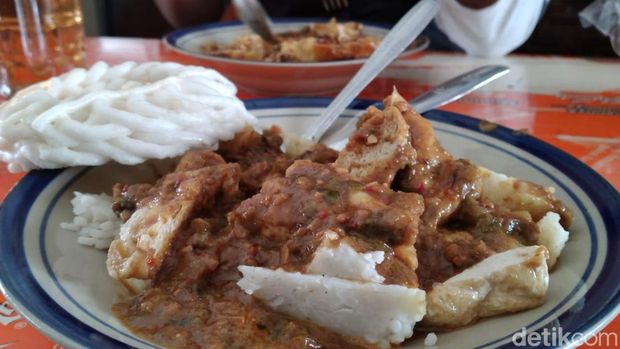 Kupat Tahu Mangunreja, salah satu kuliner legendaris di Tasikmalaya.