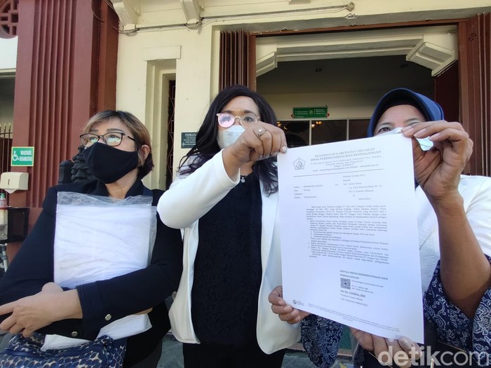 Lanny Ramli menunjukan surat laporan polisi di PN Surabaya
