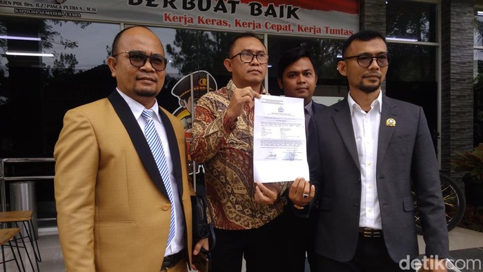 Irwansyah bersama kuasa hukum usai melaporkan pemalsuan dokumen itu di Polda Sumut. (Haris Molana/detikSumut)