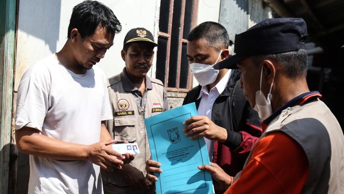 Layanan Jemput Bola Ubah Data Imbas Perubahan Nama Jalan di Jakarta Sejumlah warga melakukan proses administrasi perubahan nama jalan pada KTP elektronik di Halaman Masjid Al Hikmah Hidayah, Cipayung, Jakarta Timur, Rabu (29/6/2022). Pemerintah Provinsi DKI Jakarta menggelar pelayanan jemput bola di enam wilayah terkait perubahan data administrasi kependudukan imbas pergantian 22 nama jalan menggunakan nama tokoh Betawi. ANTARA FOTO/Asprilla Dwi Adha/foc.