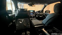Lexus LX 600 VIP dibekali dengan perangkat audio set dari Mark Levinson. Total ada 25 speaker yang dipasangkan Lexus ke mobil ini sehingga mengoptimalkan fitur rear seat entertainment-nya. Foto: Muhammad Hafizh Gemilang/detikOto