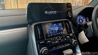 Lantas untuk menunjang keasyikan berkendaranya, Lexus juga membekali LX 600 ini dengan fitur Improved Multi-Terrain Select, Multi-Terrain Monitor, hingga Crawl Control System. Sehingga mobil ini tak hanya piawai di medan rata, namun juga tangguh di medan off-road. Foto: Muhammad Hafizh Gemilang/detikOto