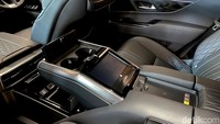 Penumpang baris kedua di Lexus LX 600 VIP ini juga dapat mengontrol berbagai hal di dalam mobil, mulai dari temperatur, fitur hiburan, posisi jok, hingga fitur pijatnya. Foto: Muhammad Hafizh Gemilang/detikOto