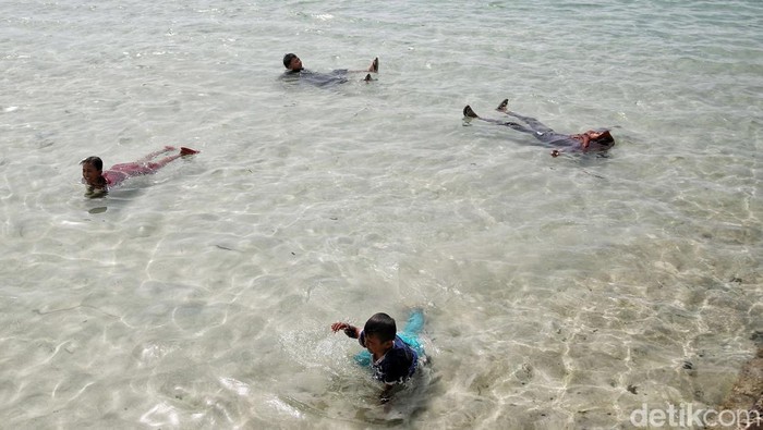 Pantai Tidung jadi salah satu objek wisata andalan di Kepulauan Seribu. Kawasan itu mulai ramai dikunjungi wisatawan di tengah momen libur sekolah.