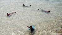 Asyiknya Berenang-Main Air di Pantai Tidung Saat Libur Sekolah