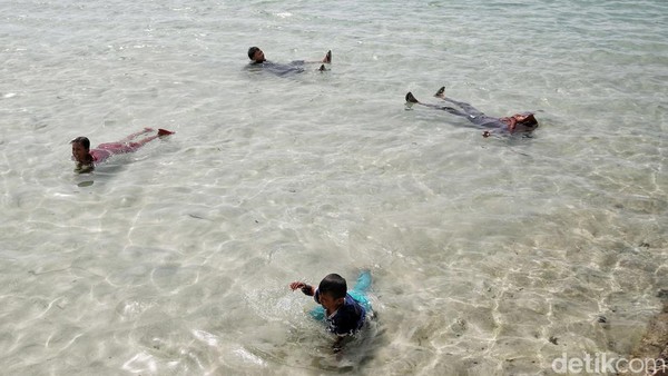 Seperti diketahui, Pantai Tidung jadi salah satu objek wisata andalan di wilayah Kepulauan Seribu. Di momen libur sekolah, pantai ini mulai ramai dikunjungi wisatawan. Seperti diketahui, Pantai Tidung jadi salah satu objek wisata andalan di wilayah Kepulauan Seribu. Di momen libur sekolah, pantai ini mulai ramai dikunjungi wisatawan.