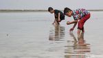 Asyiknya Berenang-Main Air di Pantai Tidung Saat Libur Sekolah