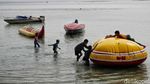 Asyiknya Berenang-Main Air di Pantai Tidung Saat Libur Sekolah