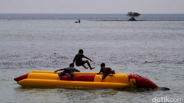 Pantai Tidung jadi salah satu objek wisata andalan di Kepulauan Seribu. Kawasan itu mulai ramai dikunjungi wisatawan di tengah momen libur sekolah.