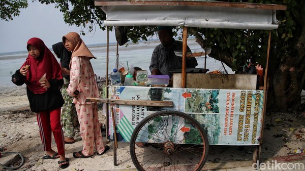 Sejumlah anak membeli jajanan yang dijual pedagang di area sekitar Pantai Tidung, Kepulauan Seribu.