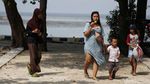 Asyiknya Berenang-Main Air di Pantai Tidung Saat Libur Sekolah