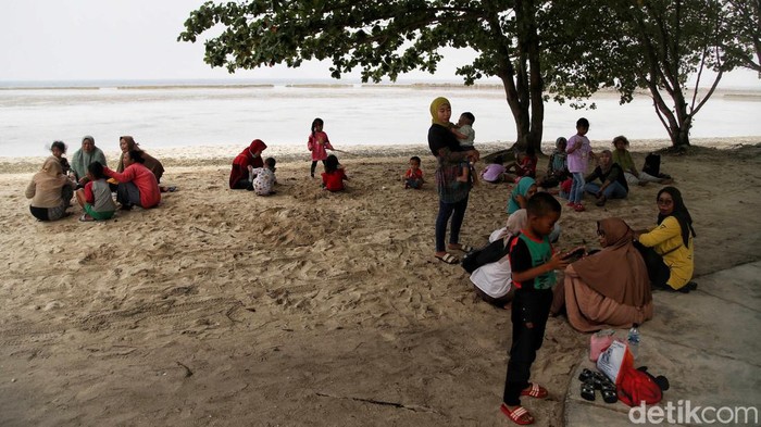 Libur Sekolah, Pantai Tidung Mulai Ramai Wisatawan Pantai Tidung jadi salah satu objek wisata andalan di Kepulauan Seribu. Kawasan itu mulai ramai dikunjungi wisatawan di tengah momen libur sekolah.