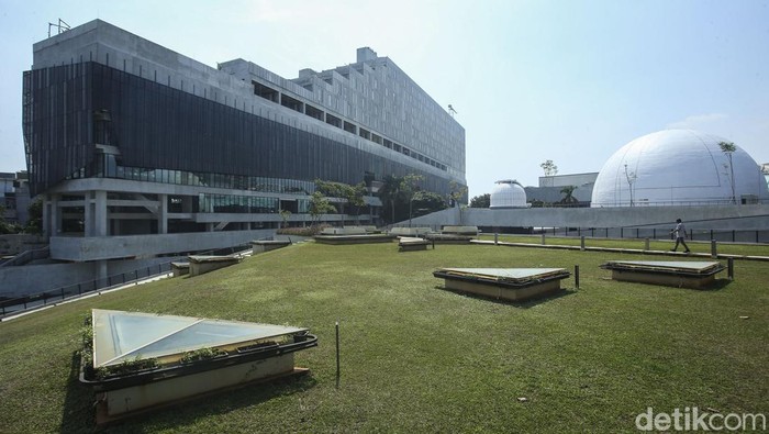 Karyawan Wika Gedung beraktivitas di Gedung Panjang, Taman Ismail Marzuki, Jakarta Pusat, Rabu (29/6/2022). Usai direvitalisasi sejak Juli 2019, Taman Ismail Marzuki (TIM) kini hadir dengan wajah baru.