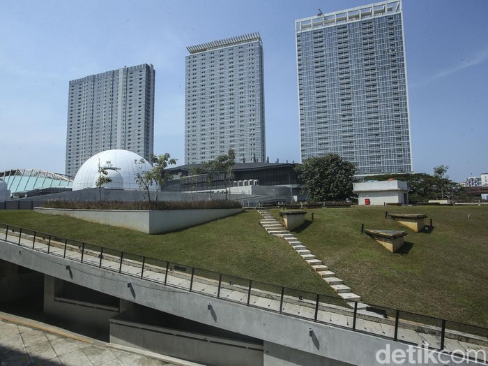 Karyawan Wika Gedung beraktivitas di Gedung Panjang, Taman Ismail Marzuki, Jakarta Pusat, Rabu (29/6/2022). Usai direvitalisasi sejak Juli 2019, Taman Ismail Marzuki (TIM) kini hadir dengan wajah baru.