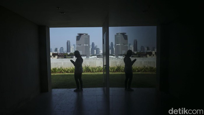 Karyawan Wika Gedung beraktivitas di Gedung Panjang, Taman Ismail Marzuki, Jakarta Pusat, Rabu (29/6/2022). Usai direvitalisasi sejak Juli 2019, Taman Ismail Marzuki (TIM) kini hadir dengan wajah baru.
