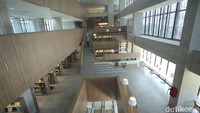 Gedung Panjang ini memiliki 14 lantai dengan beragam fasilitas yang ada di dalamnya. Terdapat galeri seni, co-working space, perpustakaan, hingga Pusat Dokumentasi Sastra HB Jassin pada lantai 1-7.