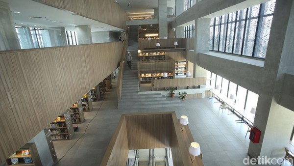 Gedung Panjang ini memiliki 14 lantai dengan beragam fasilitas yang ada di dalamnya. Terdapat galeri seni, co-working space, perpustakaan, hingga Pusat Dokumentasi Sastra HB Jassin pada lantai 1-7. Gedung Panjang ini memiliki 14 lantai dengan beragam fasilitas yang ada di dalamnya. Terdapat galeri seni, co-working space, perpustakaan, hingga Pusat Dokumentasi Sastra HB Jassin pada lantai 1-7.