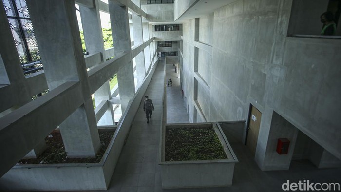Karyawan Wika Gedung beraktivitas di Gedung Panjang, Taman Ismail Marzuki, Jakarta Pusat, Rabu (29/6/2022). Usai direvitalisasi sejak Juli 2019, Taman Ismail Marzuki (TIM) kini hadir dengan wajah baru.