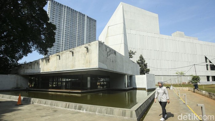Karyawan Wika Gedung beraktivitas di Gedung Panjang, Taman Ismail Marzuki, Jakarta Pusat, Rabu (29/6/2022). Usai direvitalisasi sejak Juli 2019, Taman Ismail Marzuki (TIM) kini hadir dengan wajah baru.