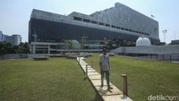 Gedung parkir yang juga difungsikan sebagai kantor Pemadam Kebakaran, memiliki rooftop-nya yang ditanami tanaman sehingga membuatnya semakin estetik.