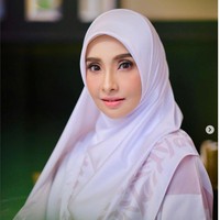 Unggahan Lufya ini langsung ramai dikomentari netizen. Sebagian besar ikut prihatin dan shock mengetahui kisah Lufya. Ada juga yang mendoakan kesembuhan sang aktris. Namun tak sedikit juga netizen menduga, sosok pria yang mencoba menculik anak itu sebenarnya adalah mantan suami Lufya. Foto: Dok. Instagram @lufyalaana