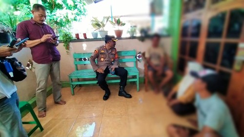 MA, anak yang dibawa orang tidak dikenal saat diinterogasi Kapolsek Negara, Jembrana, Bali, Rabu (29/6/2022).