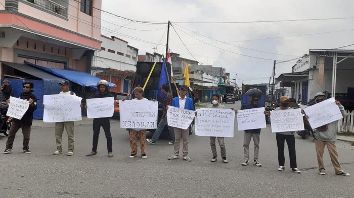 Mahasiswa di Tojo Una-una menggeruduk Kantor Pengadilan Agama Ampana menuntut oknum pejabat yang dilaporkan kasus dugaan pemerkosaan siswi PKL dipecat (Dok. Istimewa).