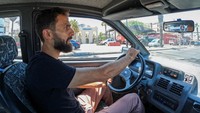 Ahmad al-Safadi pria asal Sidon, Lebanon mengubah mobil bbm miliknya menjadi kendaraan listrik. Ayah dua anak ini kini tidak terlalu memikirkan biaya bahan bakar. 