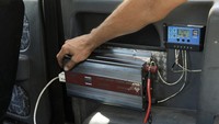 Mobil tenaga surya ini juga berfungsi ganda, yakni sebagai generator bergerak untuk tokonya.