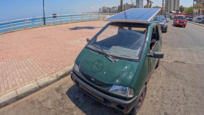 Mantul! Pria Ini 'Sulap' Mobil BBM Jadi Mobil Listrik Lebanese repairman Ahmad al-Safadi, parks his custom-made electric vehicle powered by a solar panel at the corniche of port-city of Sidon, Lebanon June 23, 2022. Picture taken June 23, 2022. REUTERS/Issam Abdallah