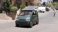 Tukang reparasi Lebanon, Ahmad al-Safadi mengendarai kendaraan listrik buatannya di sepanjang jalan di kota pelabuhan Sidon, Lebanon, Kamis, (23/6/2022). Uniknya mobil ini ditenagai dengan panel surya.