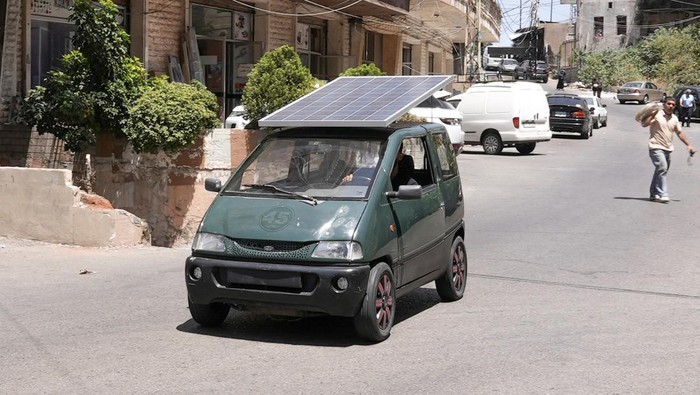 Mantul! Pria Ini 'Sulap' Mobil BBM Jadi Mobil Listrik Lebanese repairman Ahmad al-Safadi, parks his custom-made electric vehicle powered by a solar panel at the corniche of port-city of Sidon, Lebanon June 23, 2022. Picture taken June 23, 2022. REUTERS/Issam Abdallah