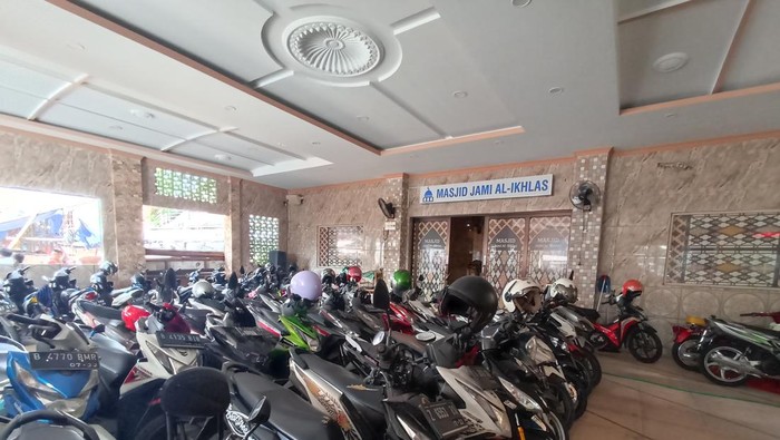 Masjid di Jakarta Barat yang viral dijadikan lokasi parkir.