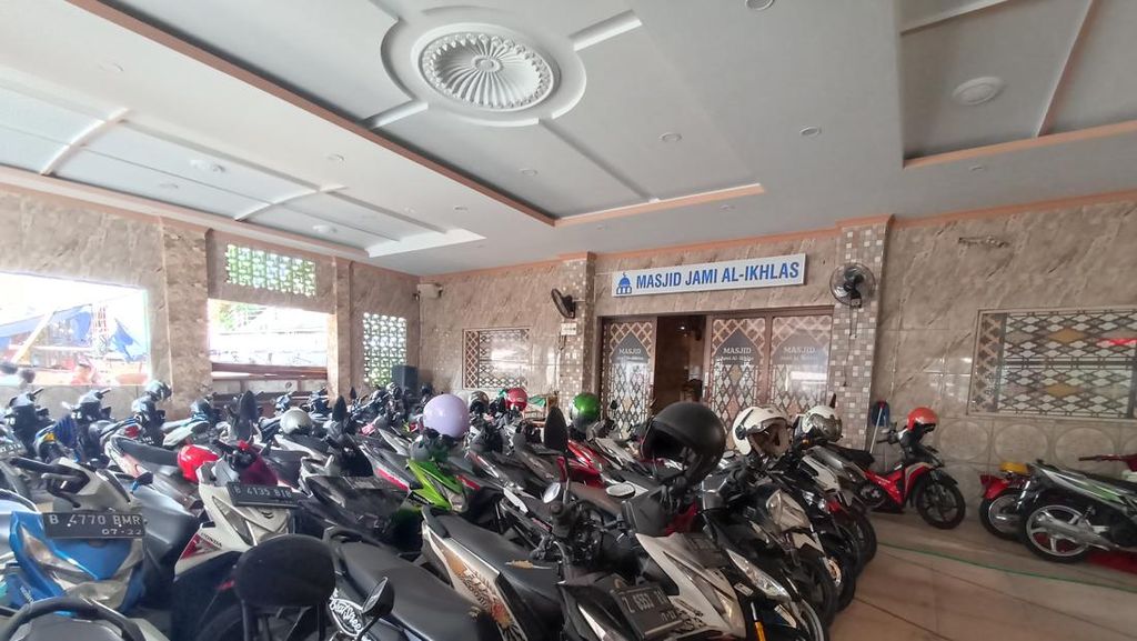 Teras Masjid di Jakbar Sempat Jadi Parkir Motor, DKM: Cari Dana Pembangunan