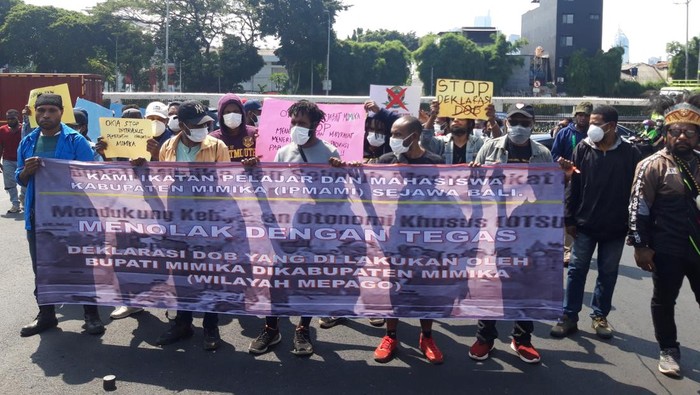 Massa Aliansi Mahasiswa Papua se-Jawa dan Bali Aksi di Depan DPR