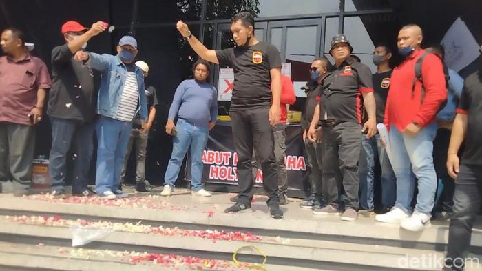 Massa demo dan tabur bunga depan Holywings Surabaya