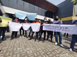 Massa Gelar Aksi Tabur Bunga di Halaman Holywings Surabaya