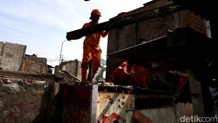 Bangunan sisa kebakaran di Pasar Gembrong, Jakarta Timur, mulai diratakan. Area itu nantinya akan direvitalisasi dengan usung konsep 'water front city'.