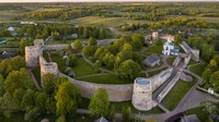 Benteng Izborsk dibangun pada tahun 1330 sebagai monumen luar biasa dari arsitektur pertahanan Rusia Kuno.