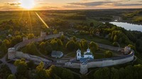 Benteng Izborsk berdiri di Bukit Zheravya di atas Danau Gorodishchensky yang luas.